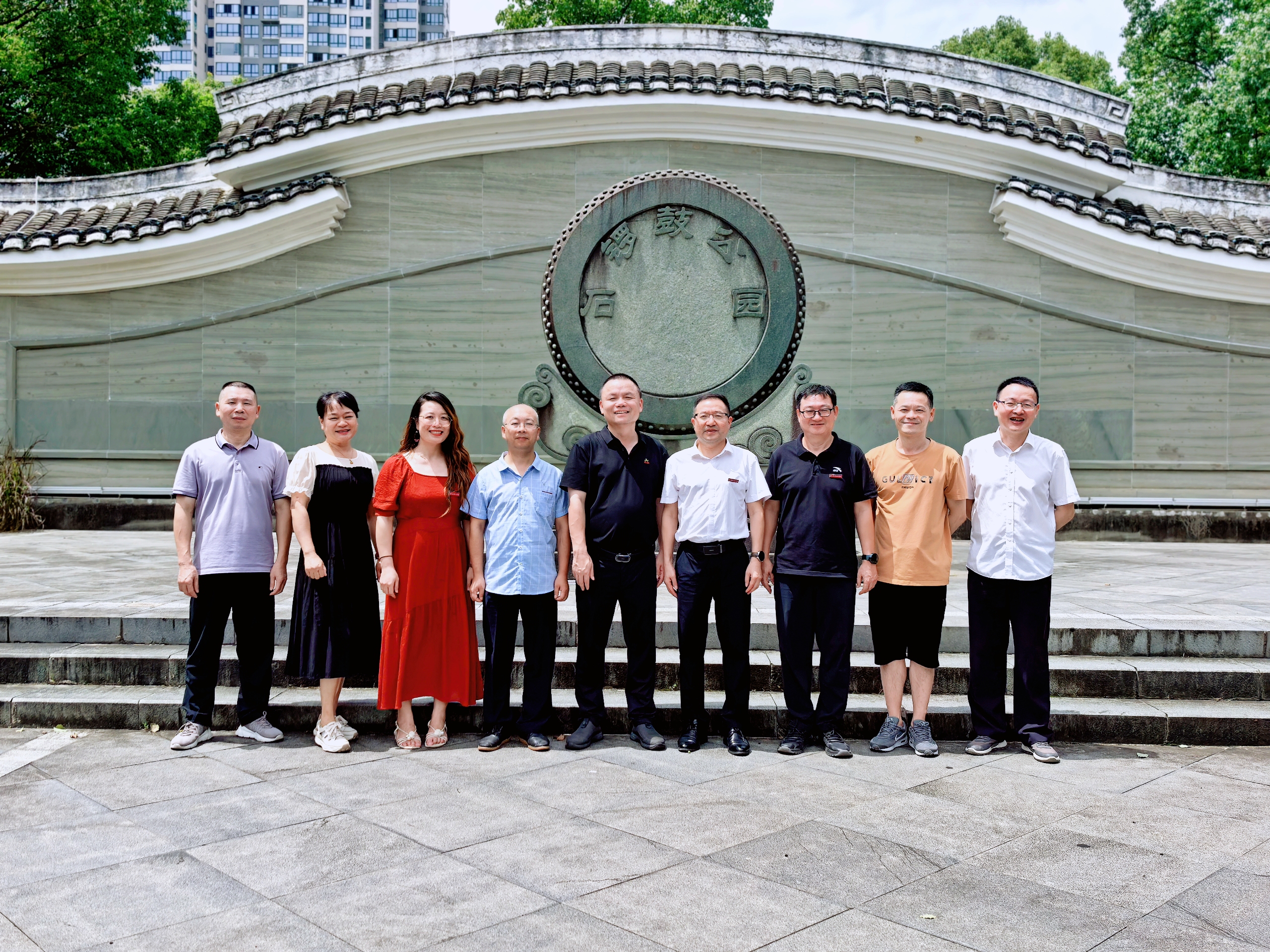 学院校友发展促进会会长蔡军带队赴龙岩走访校友