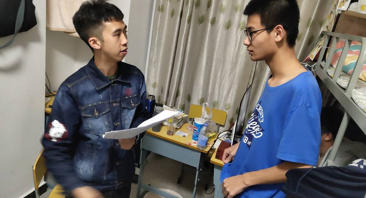 辅导员宋智伟了解宿舍情况.jpg