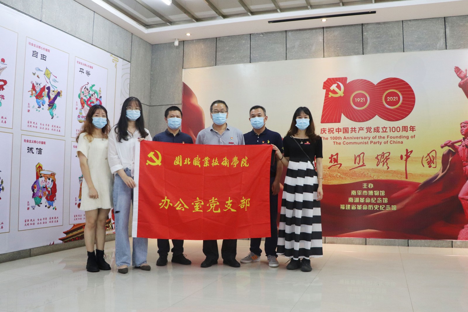 办公室.JPG 办公室.JPG