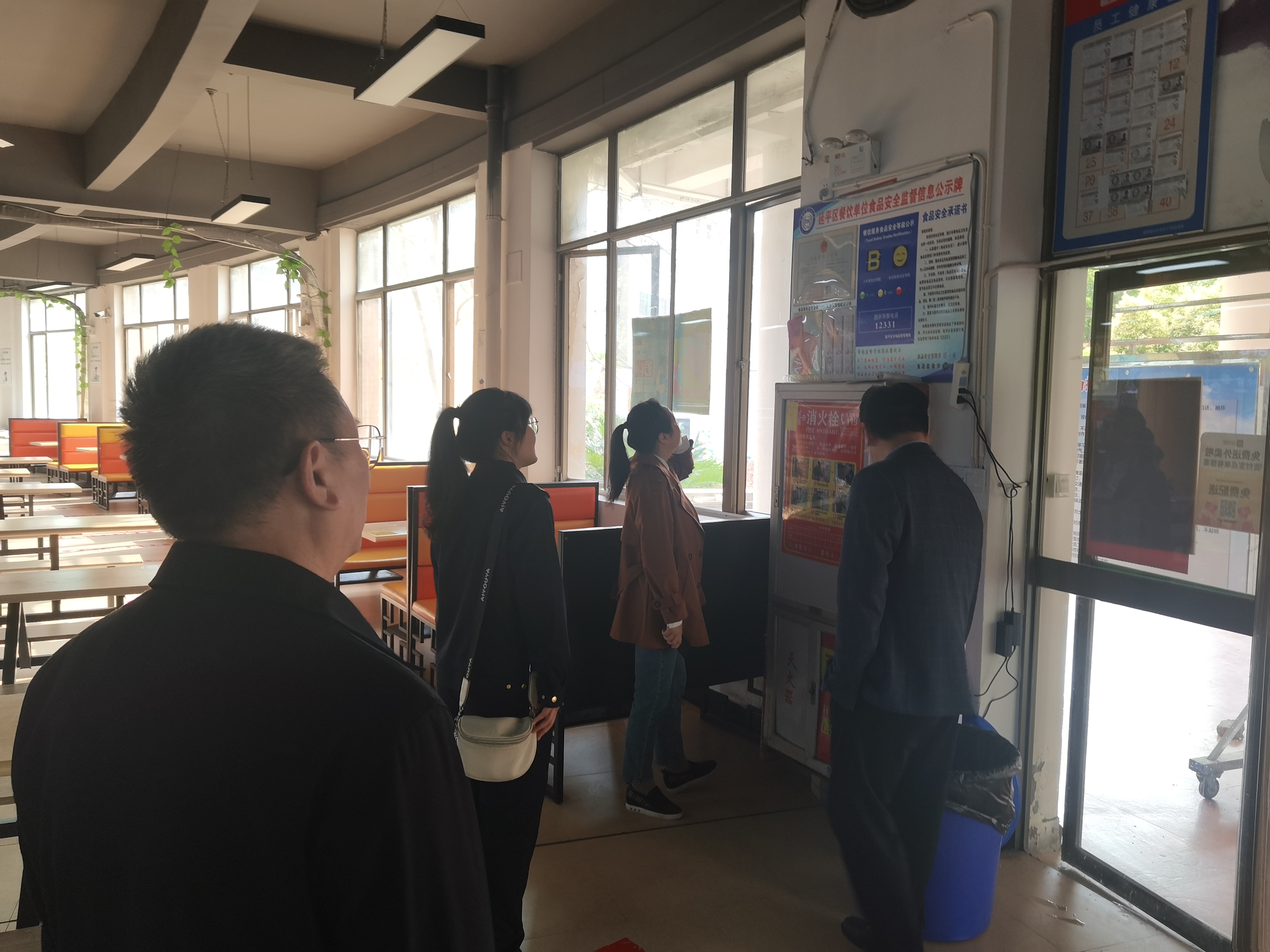 003（南平市市场监督管理局在第一食堂检查从业人员健康证情况）.jpg