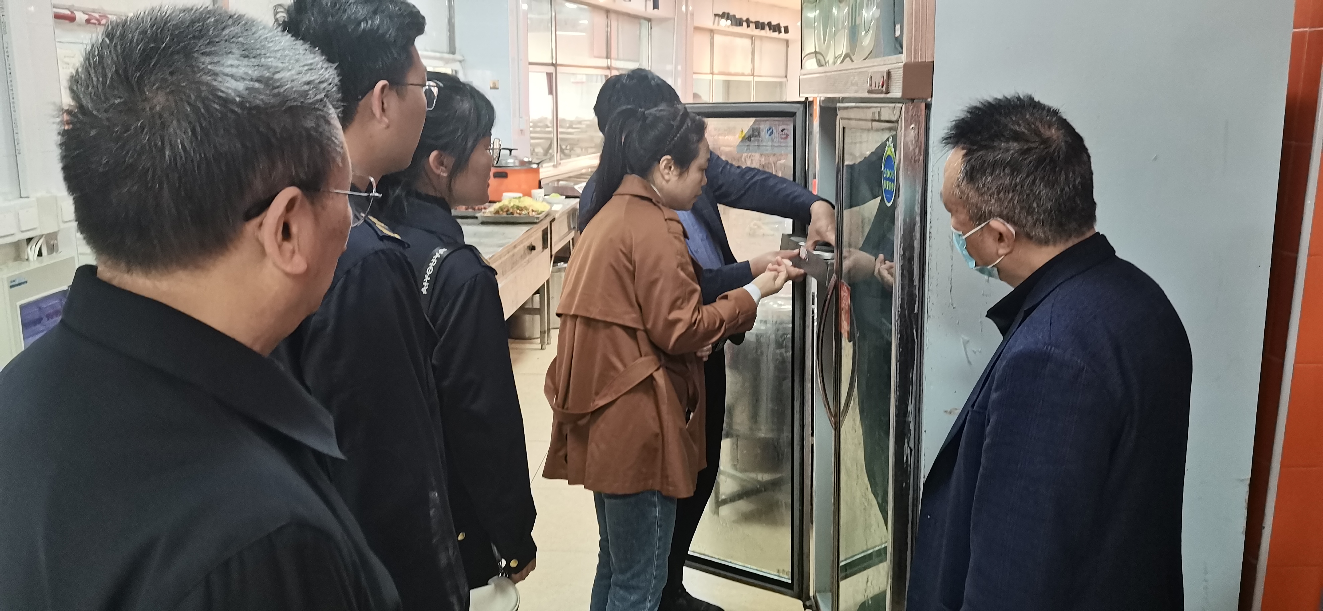 017（南平市市场监督管理局林科长检查第一食堂食品留样）.jpg