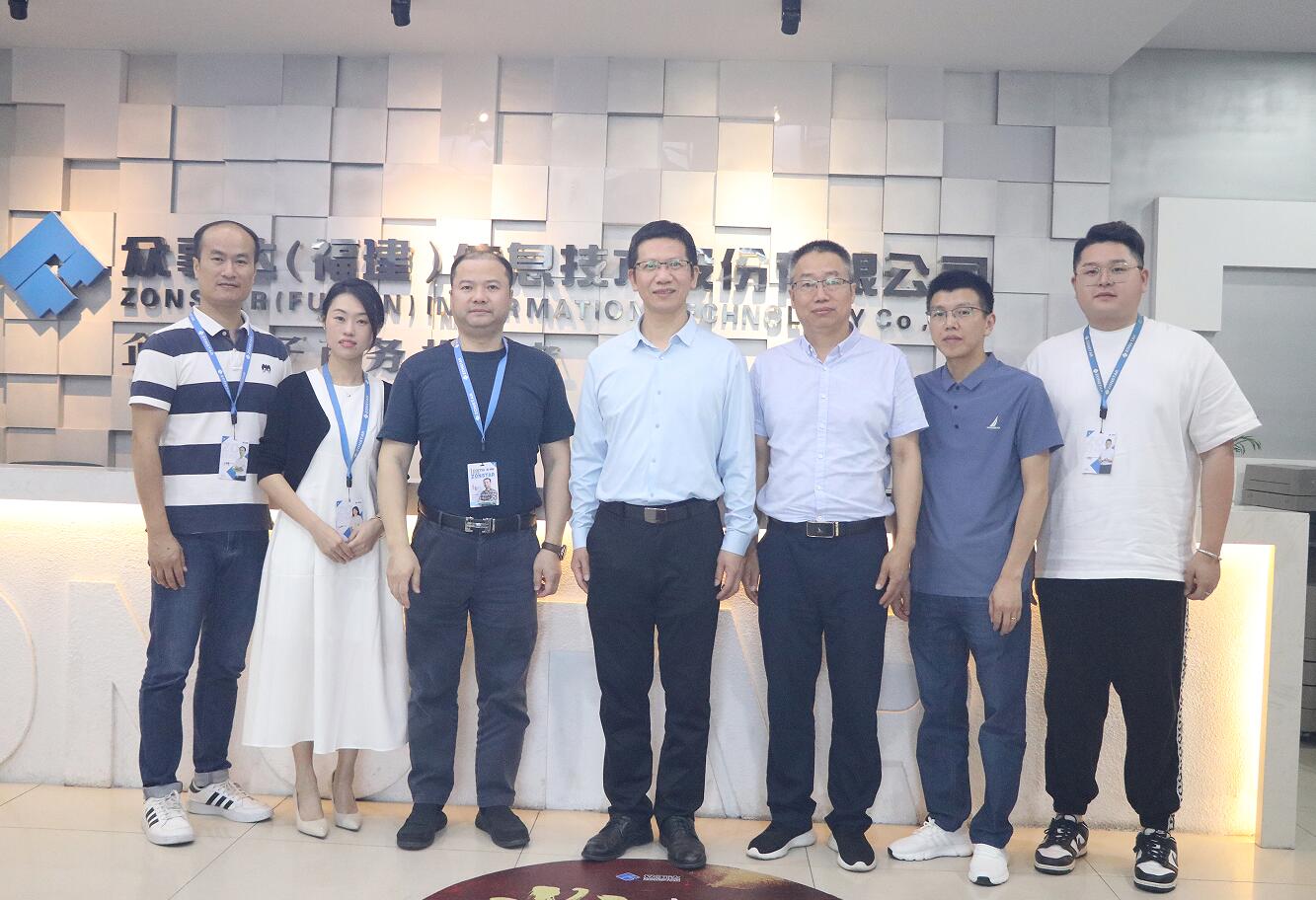 众事达(福建)信息技术股份有限公司合影.jpg 众事达(福建)信息技术股份有限公司合影.jpg
