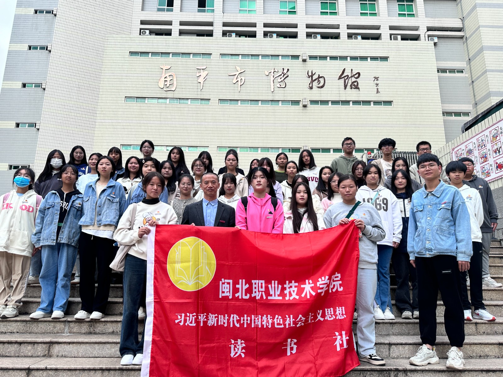 博物馆参观1.jpg 博物馆参观1.jpg