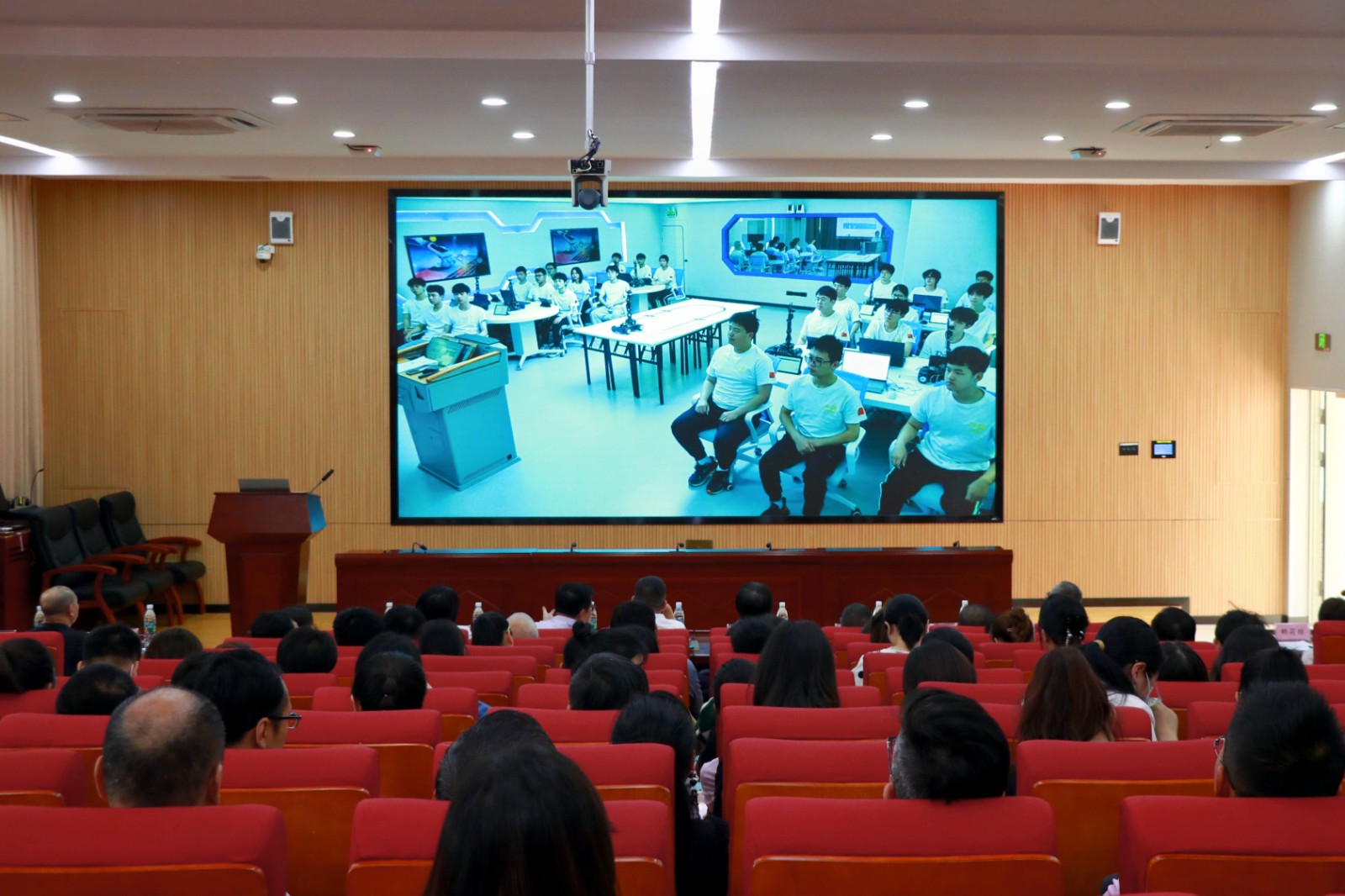 200人报告厅4.jpg