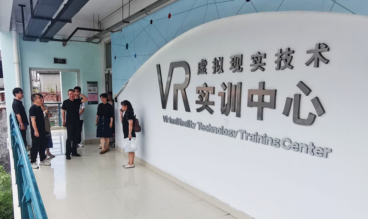 参观闽江师范高等专科学校数字信息工程学院实训基地.jpg