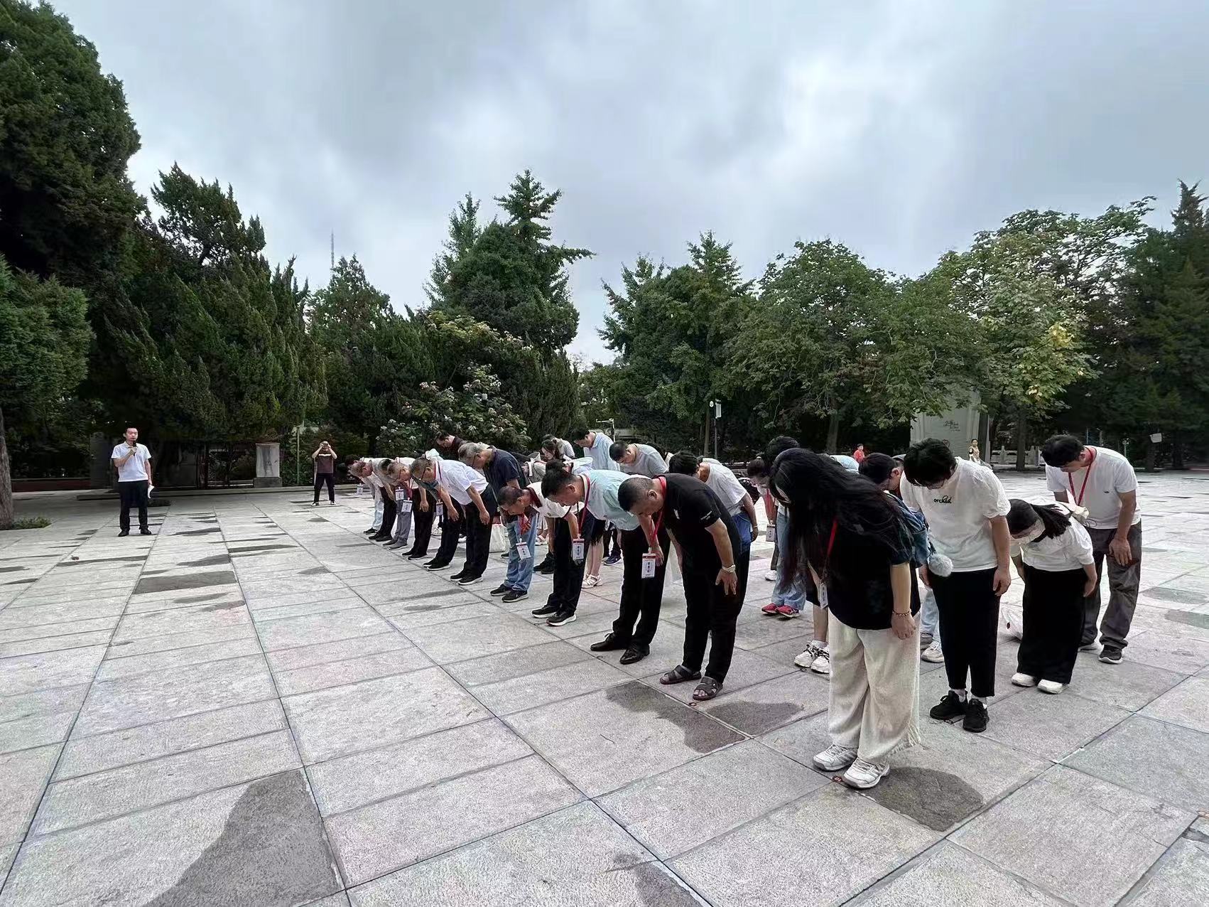 焦裕禄纪念园鞠躬.jpg